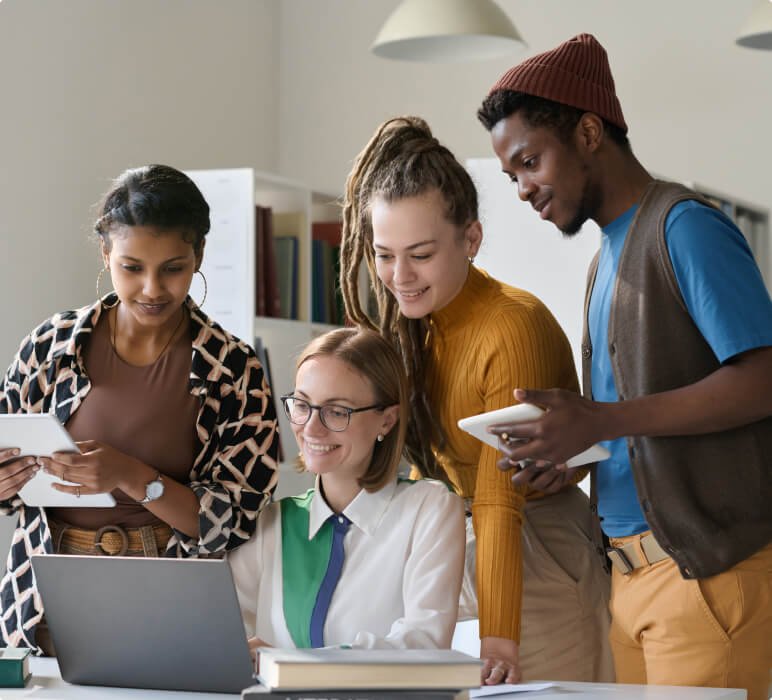 Estudiante usando la plataforma de aprendizaje digital Amautic para aprender inglés