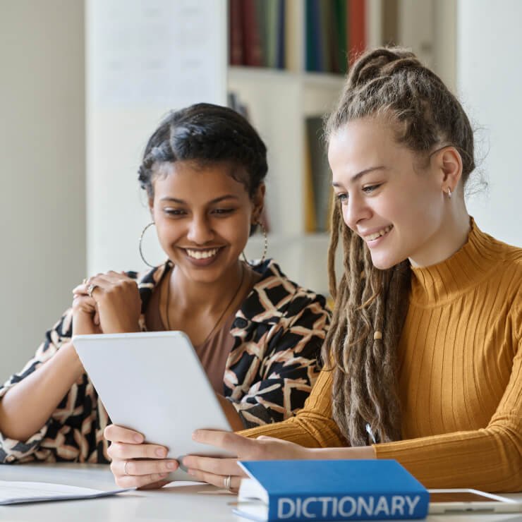 Estudiantes resolviendo dudas y aprendiendo en la plataforma Amautic Online.