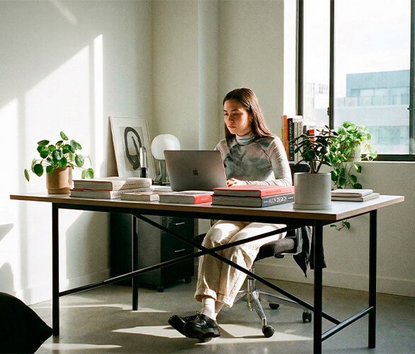 Estudiante utilizando la metodología práctica de Amautic Online para aprender inglés